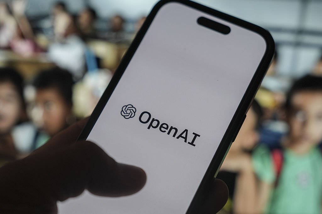 OpenAI e Fundo Estímulo lançam curso gratuito de IA para pequenos negócios