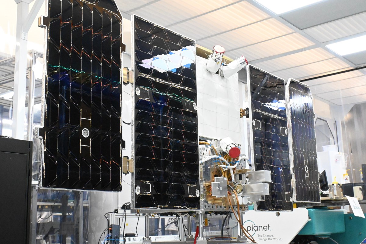 Google lança satélite com chip de IA para processar dados em órbita